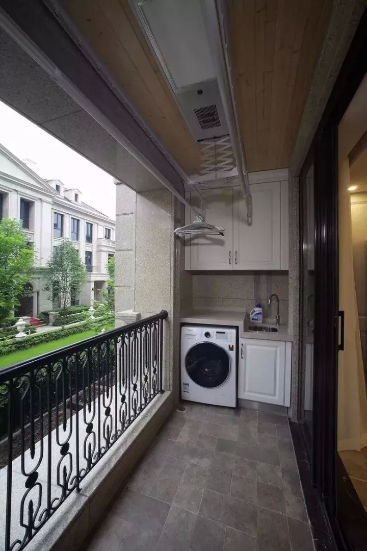 阳台晒衣服顺序,阳台上晒衣服的顺序有什么讲究吗