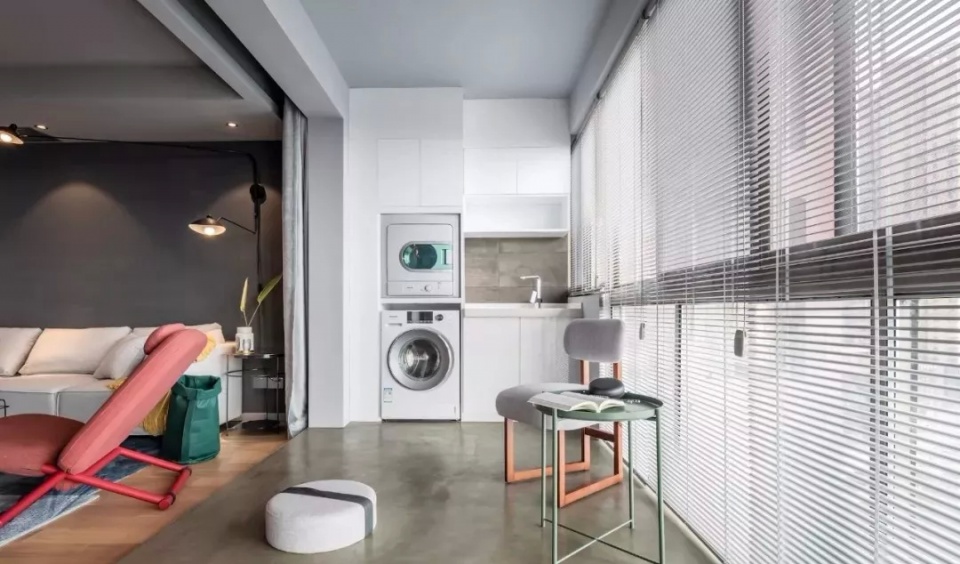 阳台晒衣服顺序,阳台上晒衣服的顺序有什么讲究吗