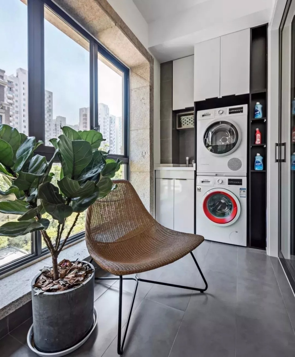 阳台晒衣服顺序,阳台上晒衣服的顺序有什么讲究吗