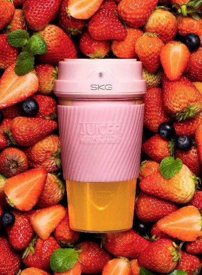 制作一杯很好喝的果汁,大家用榨汁杯榨好喝的果汁