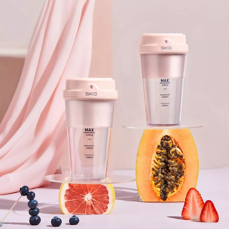 制作一杯很好喝的果汁,大家用榨汁杯榨好喝的果汁