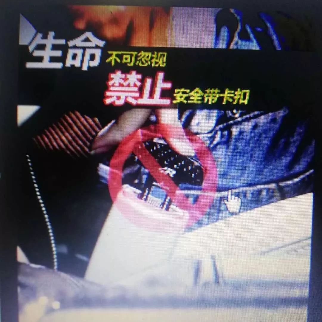 轿车失控撞飞多人,可怕小轿车突然失控撞飞路边行人