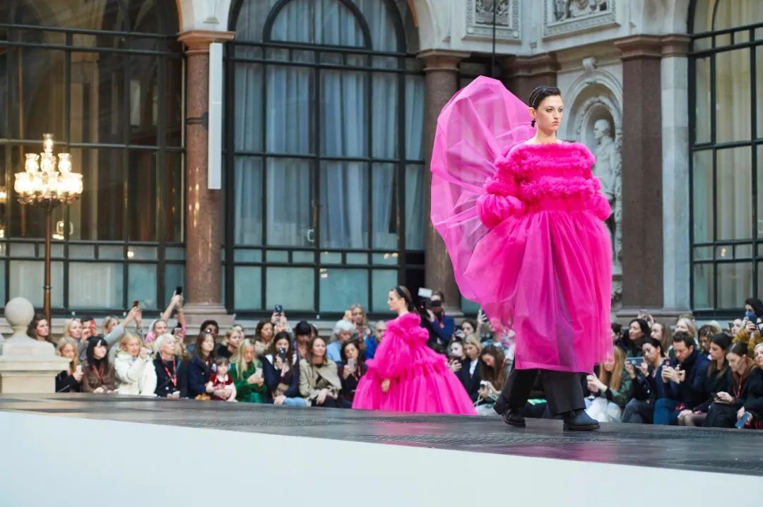 穿最粉的衣服跳最酷的舞,穿最粉的衣服唱最快的rap