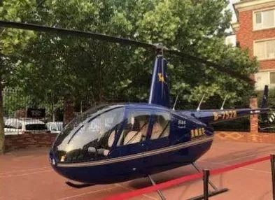 家长硬核开豪车送学生上学,把直升机开进学校