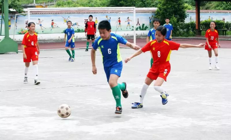 篮球场上踢足球，数学老师当教练，青川这支球队却获得了亚军！