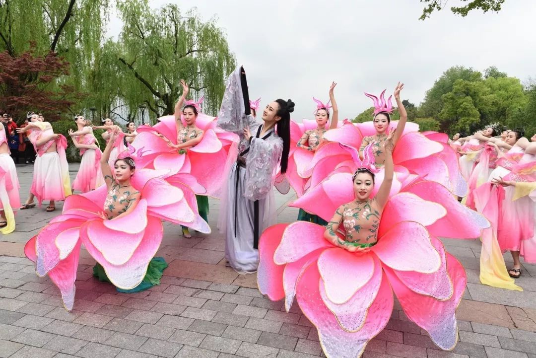 明星车手见面会、舞台表演、现场福利,车迷日最强攻略在这里!