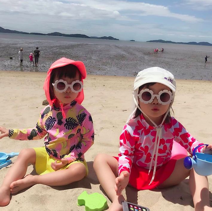 宝宝海边玩沙玩水,带娃最轻松方式莫过于挖沙