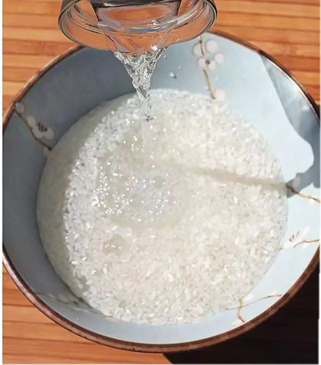 铁锅长时间没用生锈了怎么清洗,铁锅洗完没擦干水生锈了还能用么