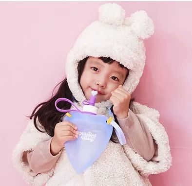 可以折叠的水壶好有创意,可以拉出来的爱心包包