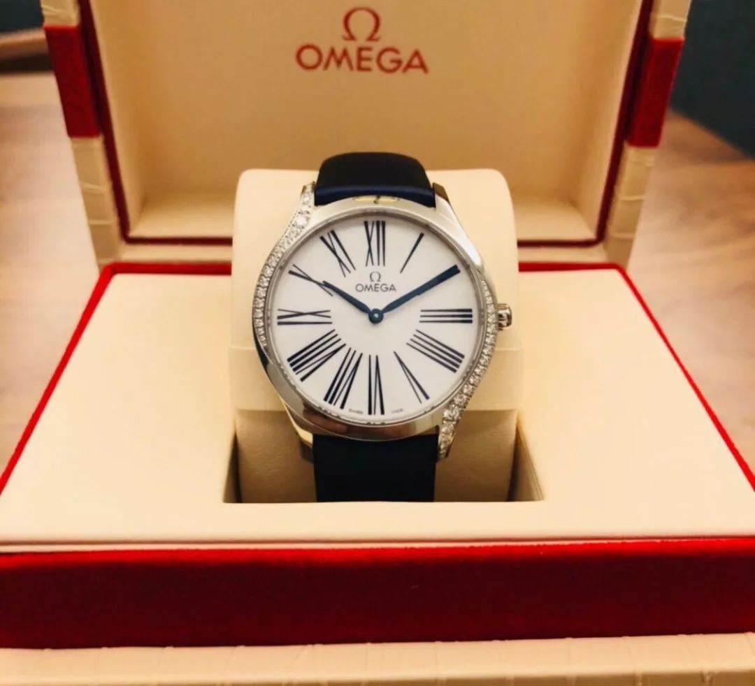 拎箱包的女人,女士买奢侈品包包还是买名表