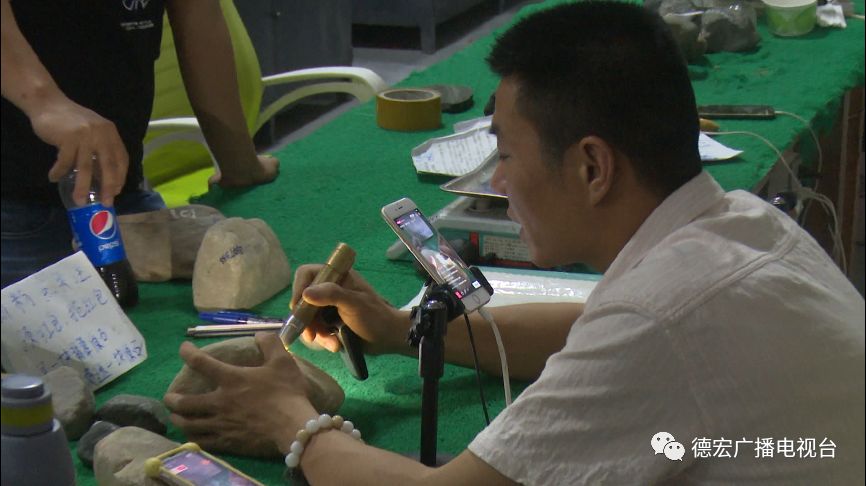 瑞丽珠宝翡翠直播中,瑞丽翡翠直播基地商业模式