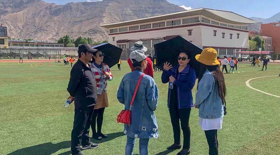 *藏西**自治区教育厅校园足球办领导莅临我市校园足球”满天星”训练营检查指导工作