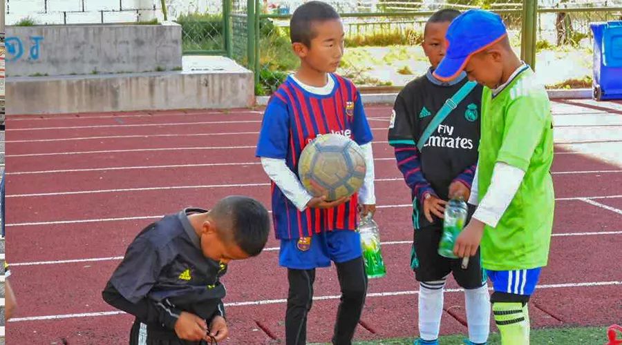 *藏西**自治区教育厅校园足球办领导莅临我市校园足球”满天星”训练营检查指导工作