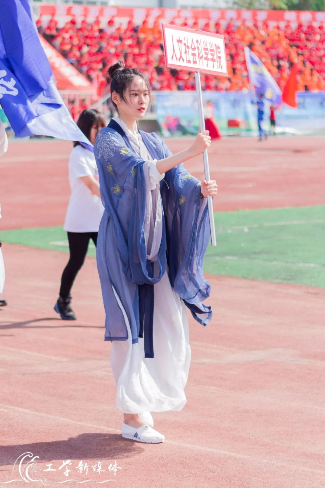 鍝堝皵婊ㄥ笀鑼冨ぇ瀛﹁繍鍔ㄤ細鍏堝濂崇,鍏堝濂崇