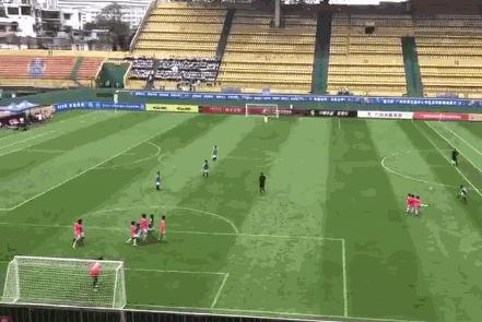 踢出“世界波”红遍全国的小学生是他！经常对着真人墙练任意球