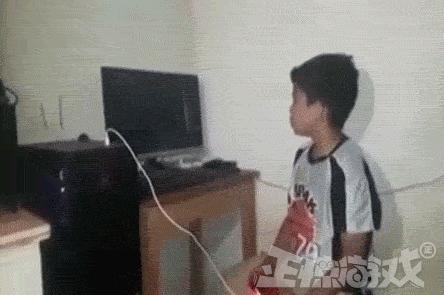 正惊GIF囧图：史上最硬核的学霸，女装大佬是怎么坐地铁的？