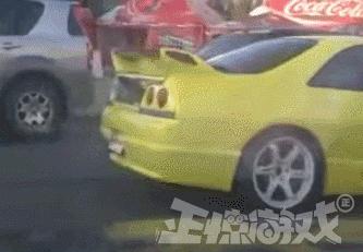 正惊GIF囧图：史上最硬核的学霸，女装大佬是怎么坐地铁的？