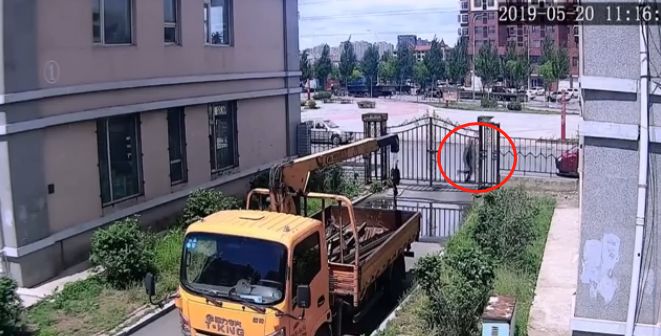 女子街头遭陌生男子尾随,女子走在路上一男子突然冲过来