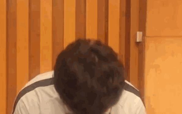 韩国队脚踩奖杯视频,韩国队赢中国队脚踩奖杯