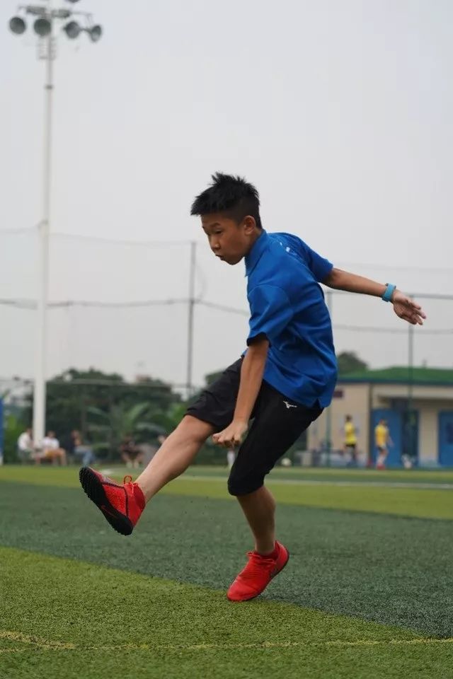 小学生踢出惊天国足,小学生踢出惊天世界波