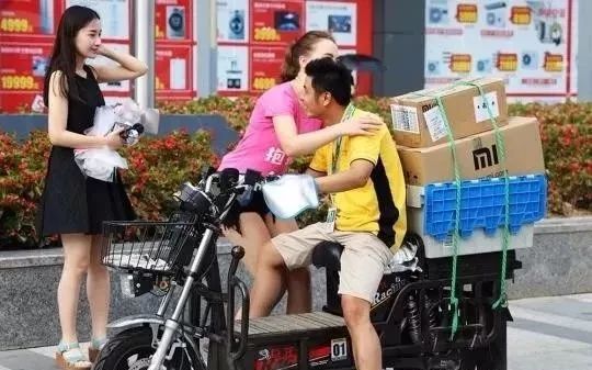 快递员遭投诉下跪完整视频,女快递员遭投诉下跪求原谅