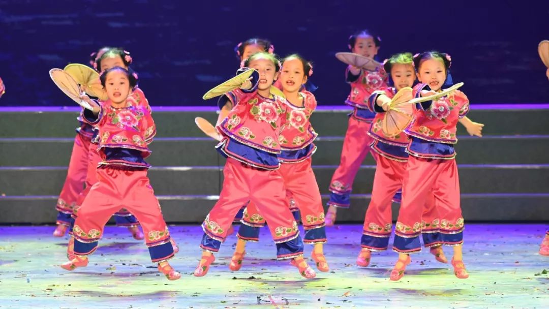 高清大图:“蓝天娃”精彩演绎《同在蓝天下》,向全国小朋友献礼