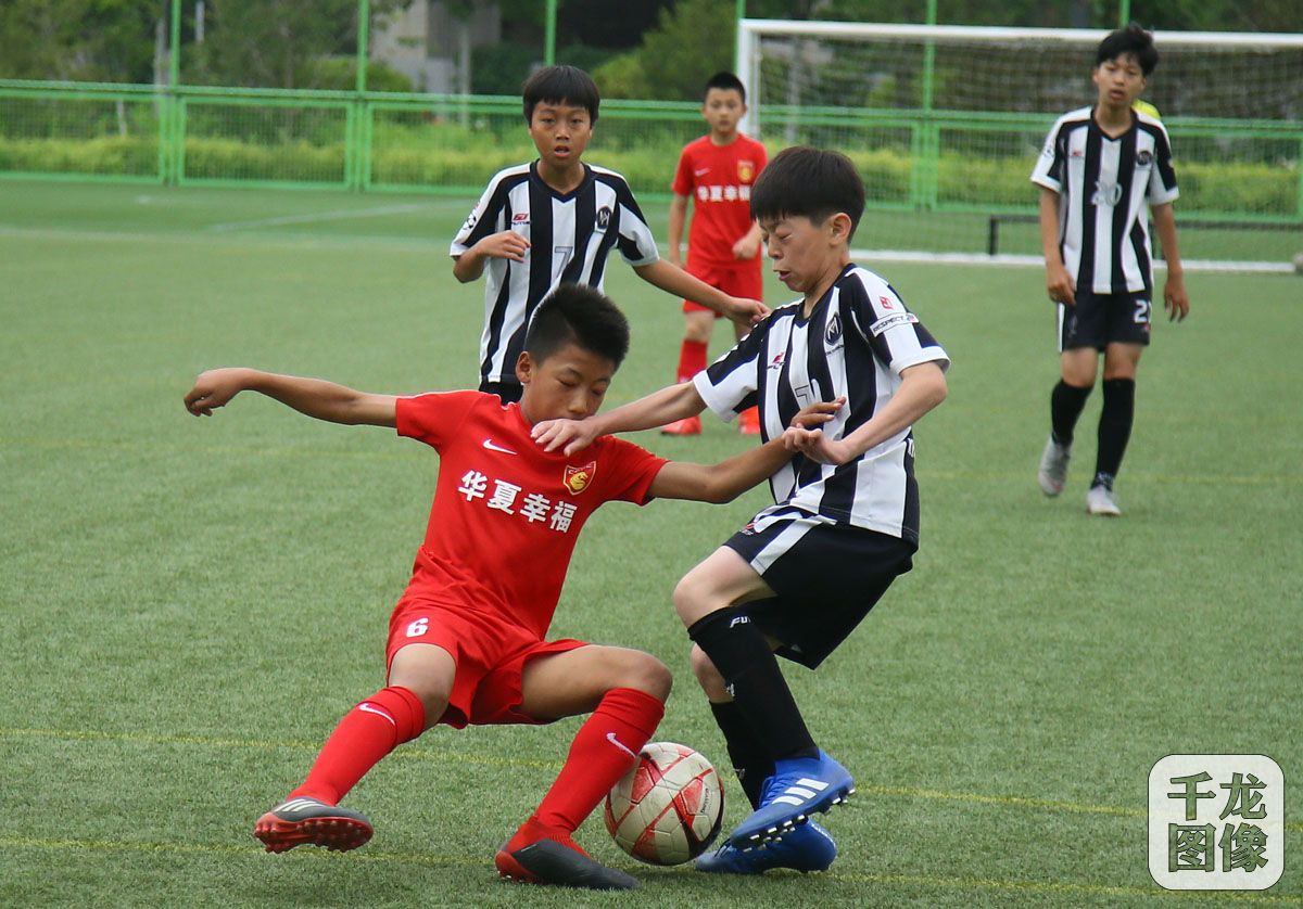 2019中韩足球少年绿茵场上过六一高鑫青训基地切磋球技比高低