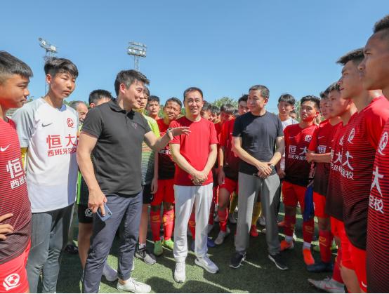 许家印看恒大足球队,许家印观战恒大