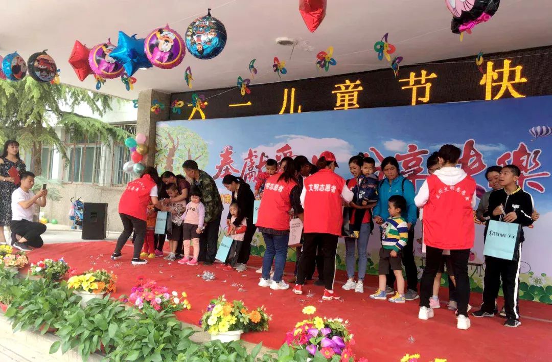 孩子们为六一儿童节做准备,六一儿童节陪孩子们一起过