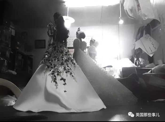 用布料给洋娃娃做衣服,手工高定时装