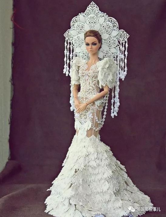 用布料给洋娃娃做衣服,手工高定时装