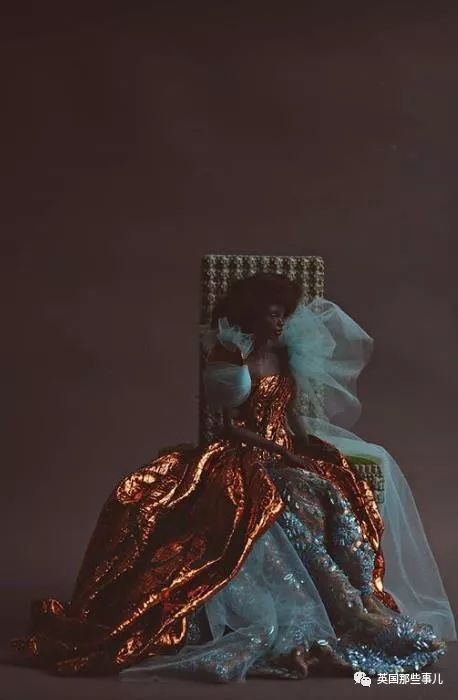 用布料给洋娃娃做衣服,手工高定时装