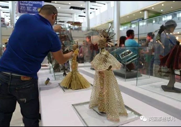 用布料给洋娃娃做衣服,手工高定时装