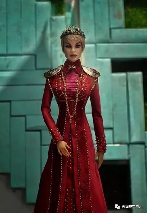 用布料给洋娃娃做衣服,手工高定时装