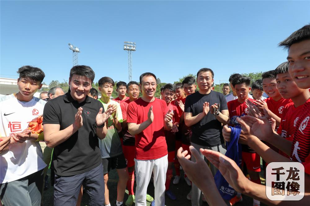 许家印赴马德里观战“恒大杯”冠军赛决赛勉励小将早日成才为国争光