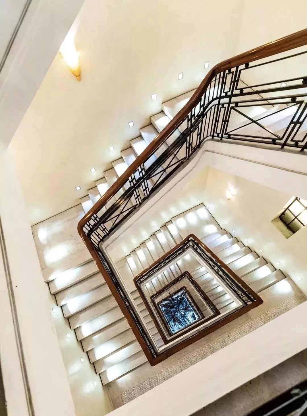 上海必去的打卡墙,上海旋转楼梯攻略