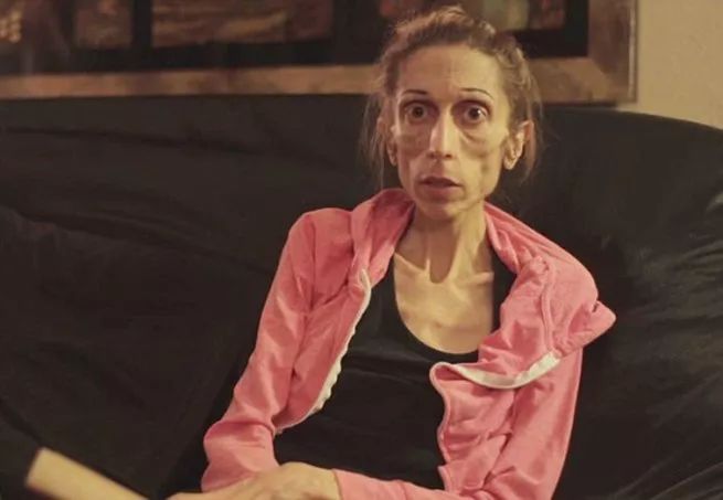 夏天被粉红色泡泡承包，嫁给爱情的女孩脸上都挂着糖霜