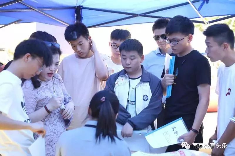 九个岗位抢一个学生！入职后收入高达......什么学校这么牛？