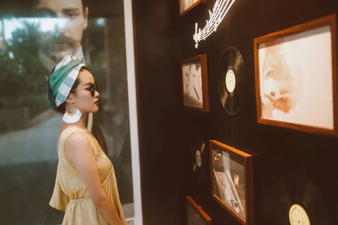 1200㎡透明泳池小红书点赞100w+,这家黄金海岸边的酒店才是海岛季首选