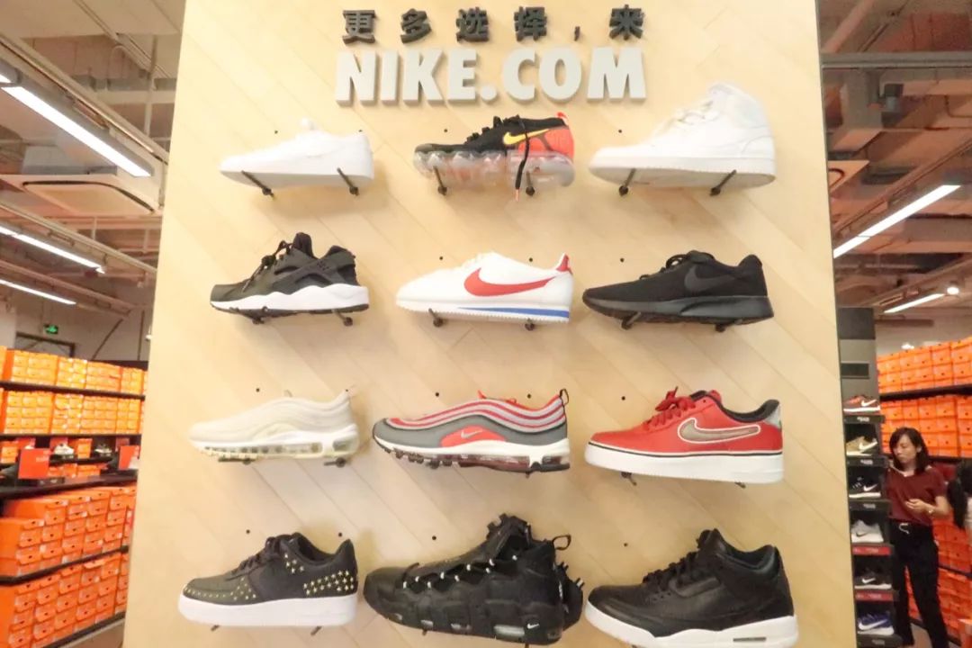 年轻姑娘霸占试衣间2小时，却只挑店里最丑的衣服试穿，还发朋友圈......