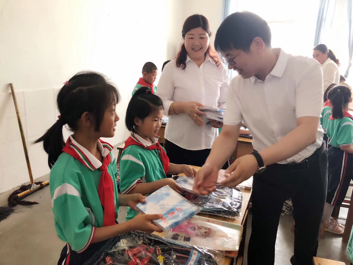 奔跑的少年——麦穗初齐稚子骄——泰康人寿临沂中支赴沂水土沟小学举办爱心捐赠公益活动