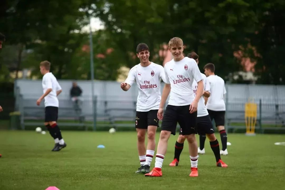 星火指南丨这个夏天，带孩子零距离接触AC米兰，感受意式人文之旅