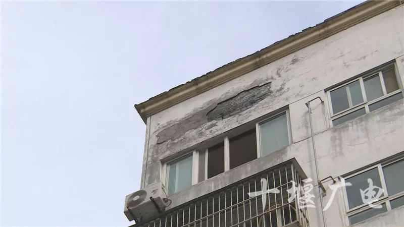 小区外墙瓷砖脱落情况报告,外墙瓷砖脱落居民心惊胆战