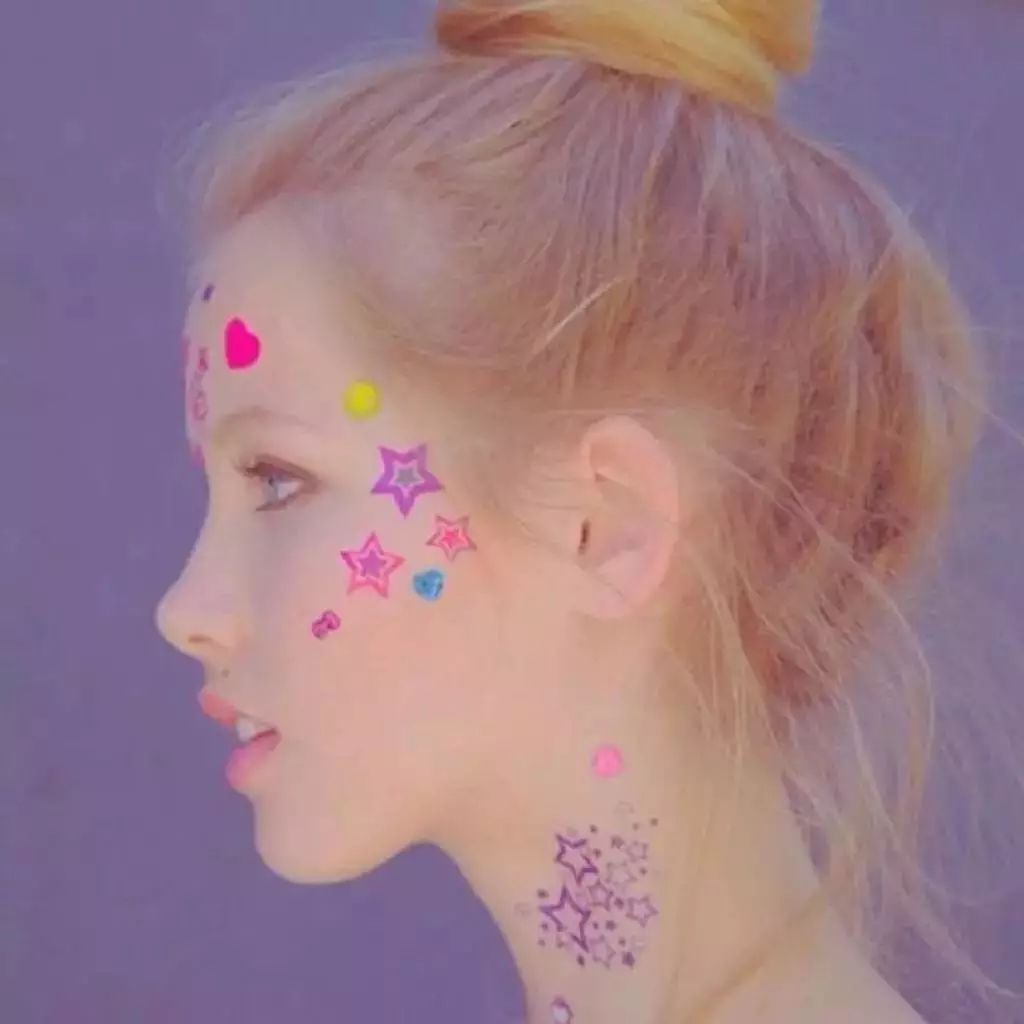 现在流行像林允一样给全身化妆，再也不愁脸太小化妆品都用不完了