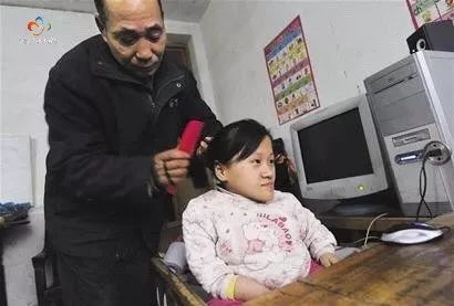 30年前他捡回玻璃女孩,如今她拼命挣钱想救他