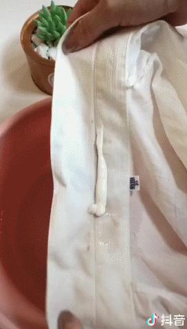 风油精滴在白色衣服上变成了绿色,风油精滴在水里衣服上都是香味