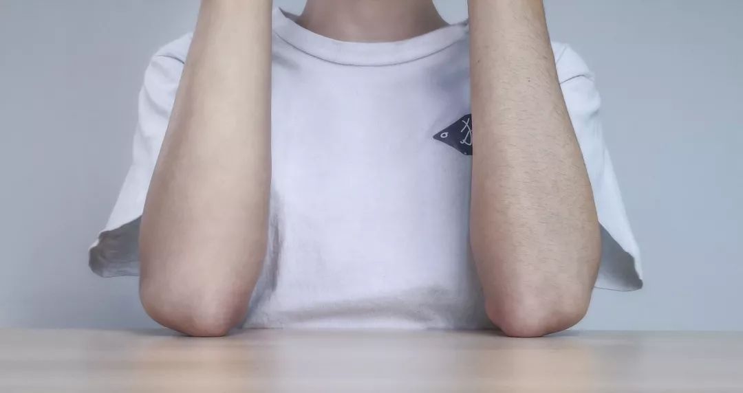 夏天出门穿衣服忘记穿裤子了,夏天到了穿毛裤