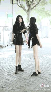 街拍美女迷惑行为合集：发癫、喷水、劈叉、耍狠、蠕动