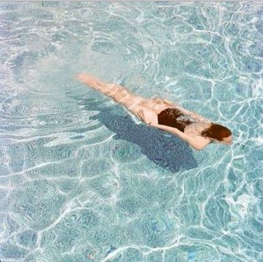 “乖乖女”一改旧日柔似水,性感外露反获盛赞无数