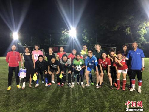 「体育广角镜」我为足球狂：野球江湖中的娘子军